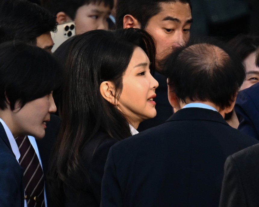 김건희 여사가 지난달 11일 서울 서초구 아크로비스타 사저로 향하고 있다.사진공동취재단