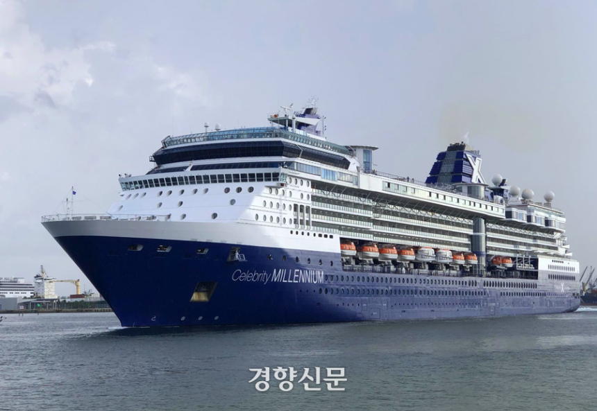 지난 10일 제주에 대형 크루즈선 3척이 잇달아 입항하면서 하루 1만명이 넘는 크루즈 관광객이 방문한 것으로 집계됐다.제주항에 기항한 셀러브리티 밀레니엄호.제주도 제공