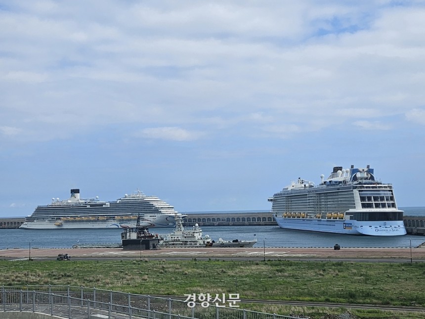 지난 10일 제주 강정항에 접안한 대형 크루즈.제주도 제공