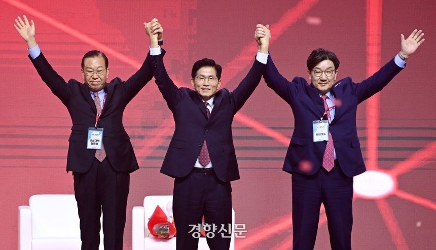 국민의힘 김문수 대선 후보가 지난 3일 경기 일산 킨텍스에서 열린 제5차 전당대회에서 권영세 당시 비상대책위원장, 권성동 원내대표와 기념촬영을 하고 있다. 국회사진기자단