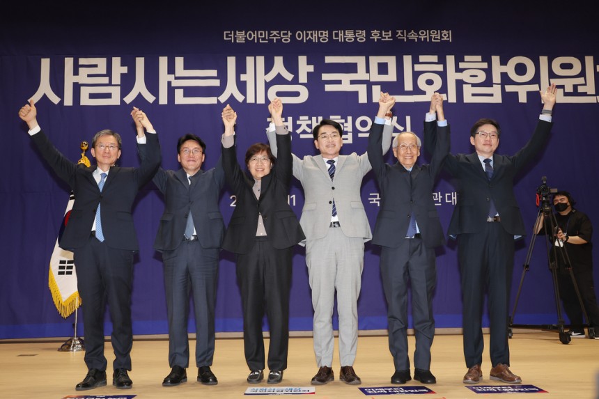11일 서울 여의도 국회 의원회관에서 더불어민주당 윤여준 상임총괄선대위원장(오른쪽 두번째), 박용진 전 의원(오른쪽 세번째) 등이 참석한 가운데 사람사는세상 국민화합위원회 정책협약식이 열리고 있다. 연합뉴스