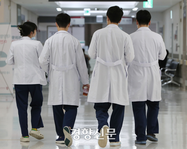 사직 전공의 일부가 이달 중 수련 재개를 희망하면서, 정부도 복귀 방안을 검토하고 있다.사진은 서울의 한 대학병원 의료진의 모습. 한수빈 기자