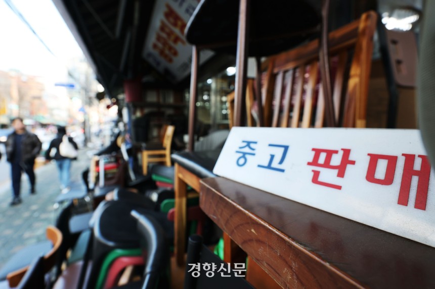 서울 중구 황학동 주방거리에 중고 물품이 쌓여 있다.한수빈 기자