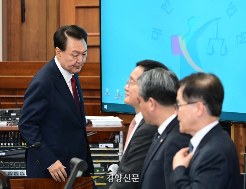 12·3 비상계엄을 선포해 내란 우두머리 혐의로 재판에 넘겨진 윤석열 전 대통령이 지난달 21일 오전 서울 서초구 서울중앙지법 417호 법정으로 재판을 받기 위해 들어오고 있다.  사진공동취재단