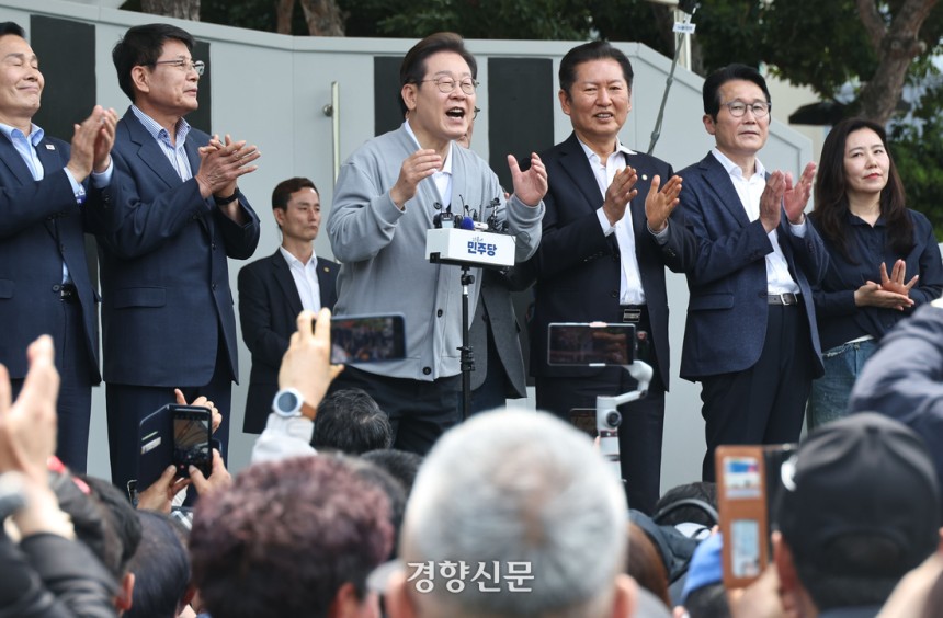 공식 선거운동을 하루 앞둔 지난 11일 오후 골목골목 경청투어 :남도문화벨트 편 일정으로 전남 해남군 해남읍 중앙로 해남국민광장을 찾은 이재명 더불어민주당 대선 후보가 이곳에 모인 시민들에게 연설하고 있다. 박민규 