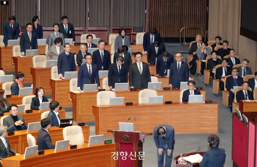 지난해 12월11일 불법계엄 선포와 관련한 국회 긴급현안질의에 출석한 국무위원들이 서영교 더불어민주당 의원의 사과 요구에 일어나 사과하고 있다. 김문수 당시 고용노동부 장관은 유일하게 일어나지 않고 사과하지 않았다.