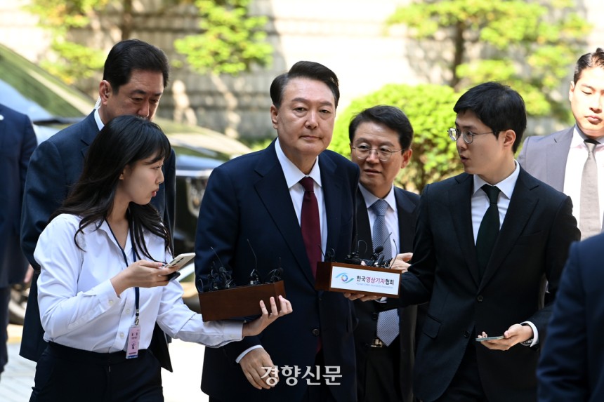 윤석열 전 대통령이 12일 오전 서울 서초구 서울중앙지법에서 열린 내란 우두머리 혐의 혐의 3차 공판에 출석, 취재진의 질문을 받으며 이동하고 있다. 사진공동취재단