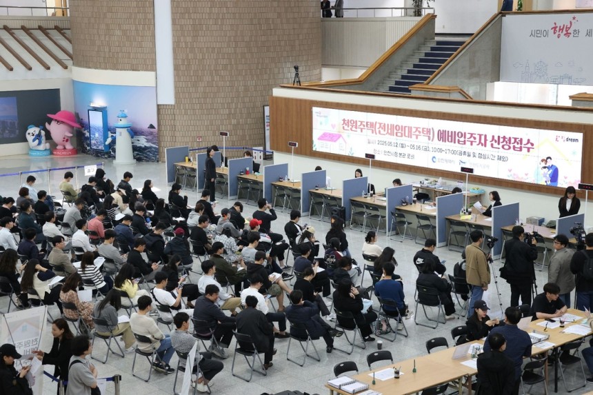 12일 인천시청에 마련된 천원주택 접수 창구에 신청자들이 대기하고 있다.인천도시공사제공