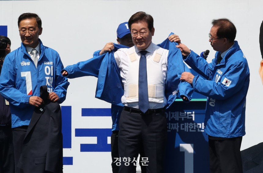 12일 오전 서울 광화문 청계광장에서 더불어민주당 이재명 대선 후보의 공식 선거운동의 시작을 알리는 출정식이 열렸다. 이 후보가 방탄복을 착용한 가운데 선거운동복을 입고 있다. 박민규 선임기자