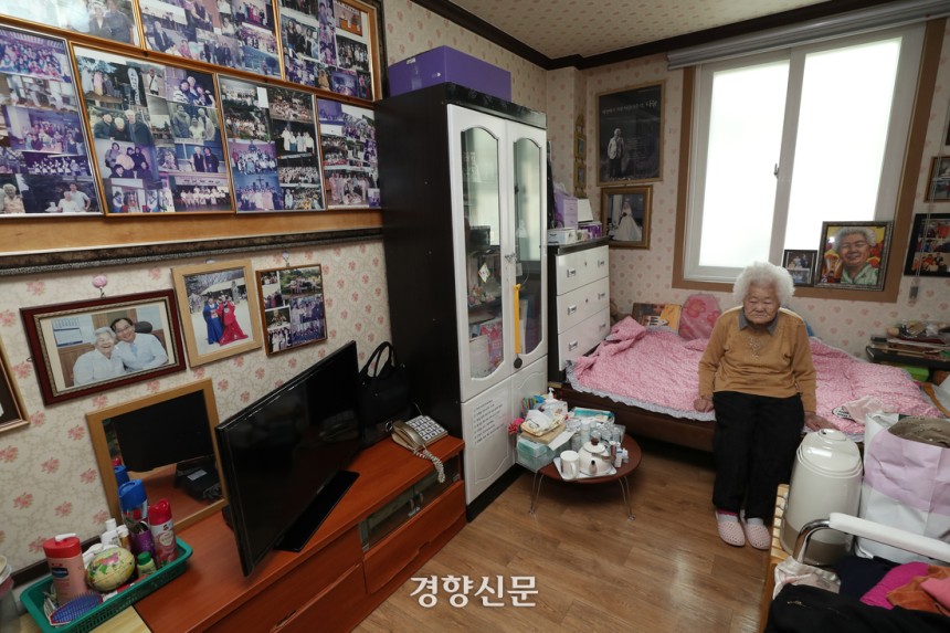 2019년 3월 이옥선 할머니가 경기도 광주 퇴촌면에 위치한‘나눔의집’자신의 방에 앉아 있다.경향신문 자료사진