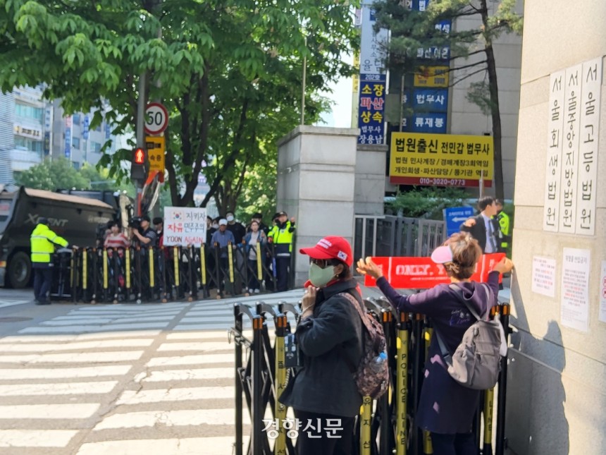 윤석열 전 대통령 지지자들이 12일 오전 서울 서초구 서울중앙지법 동문 앞에서 윤 전 대통령 응원 시위를 벌이고 있다.김태욱 기자