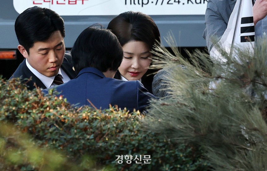 윤석열 전 대통령 부인 김건희 여사가 지난달 11일 한남동 관저를 퇴거해 사저인 서울 서초구 아크로비스타로 들어서며 주민들과 인사를 나누고 있다.정효진 기자