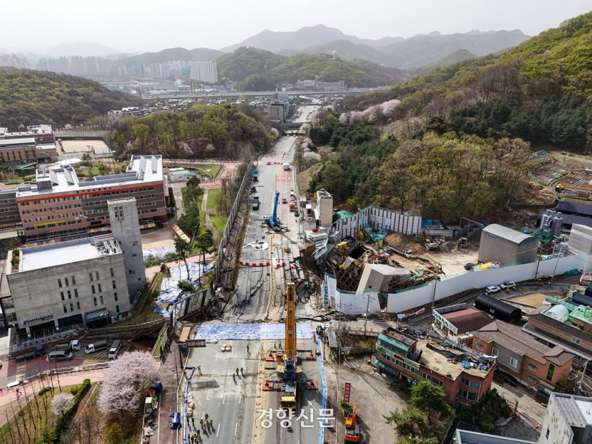 13일 경기 광명시 일직동 신안산선 복선전철 붕괴 사고 현장이 추가 붕괴 우려와 기상악화로 실종자 수색 작업이 중단돼 있다.지난 11일 이곳에선 지하터널 내부 기둥에 균열이 발생하면서 지하 공사 현장과 상부 도로 
