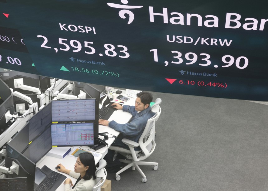 12일 오전 서울 중구 하나은행 딜링룸에서 딜러들이 모니터를 주시하고 있다.연합뉴스