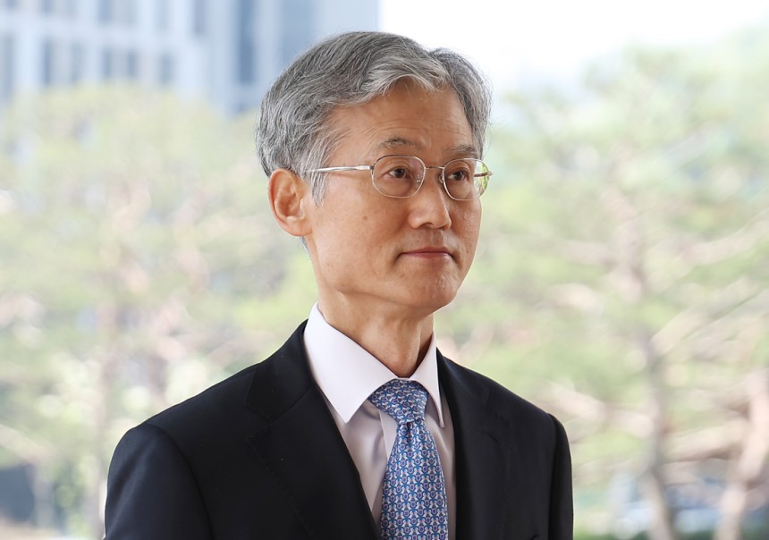 조희대 대법원장이 12일 서울 서초구 대법원으로 출근하고 있다. 연합뉴스