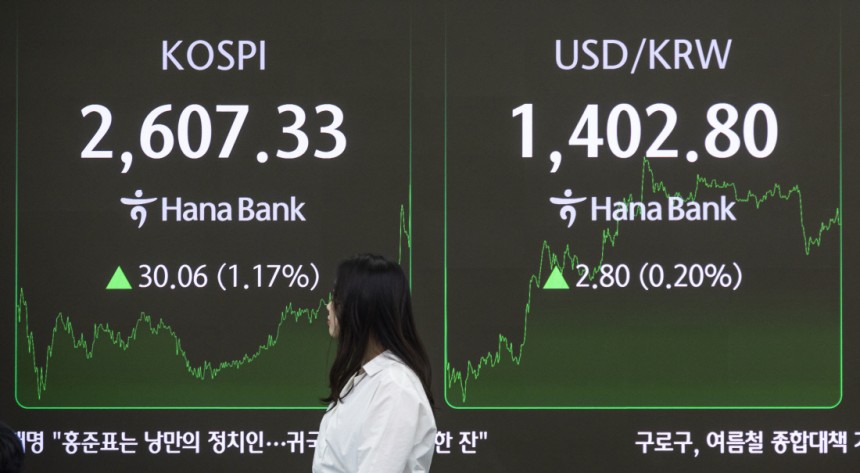 12일 서울 중구 하나은행 본점 딜링룸의 전광판에 이날 거래를 마감한 코스피와 원·달러 환율이 표시돼 있다.연합뉴스