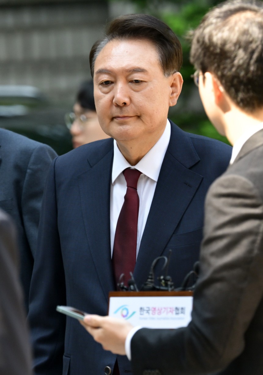 ‘꾹’다문 입 내란 우두머리 혐의로 재판을 받고 있는 윤석열 전 대통령이 12일 서울 서초구 서울중앙지법에서 열린 세번째 공판에 출석하고 있다.이날 처음으로 공개 출석한 윤 전 대통령은 말없이 포토라인을 지나갔다