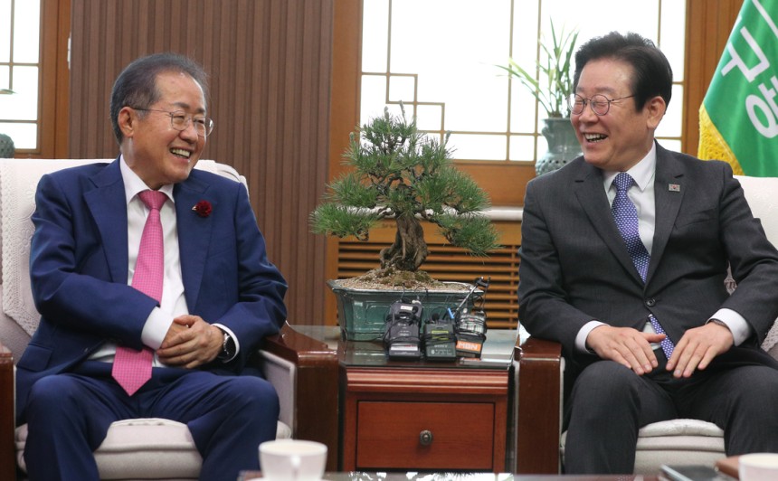 2023년 5월 당시 홍준표 대구시장과 이재명 더불어민주당 대표가 대구시청에서 만나 면담하고 있다. 연합뉴스