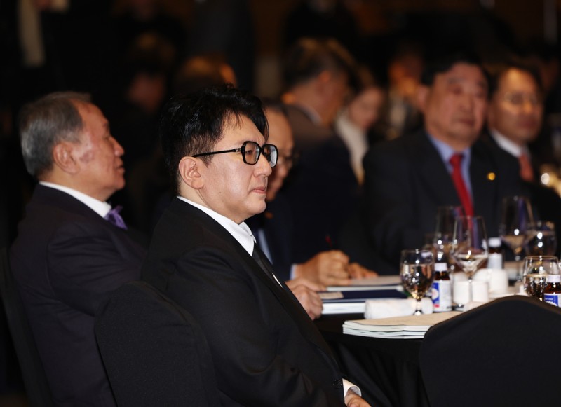 하이브 <b>방시혁</b>, 김범수 ‘<b>SM 시세조종</b> 의혹’ 재판 증인 출석 통보받았...
