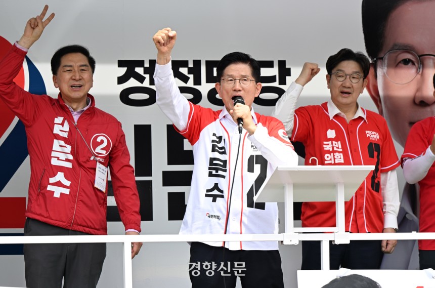 김문수 국민의힘 대선 후보가 12일 울산 남구 신정시장에서 유세 연설을 하고 있다. 성동훈 기자