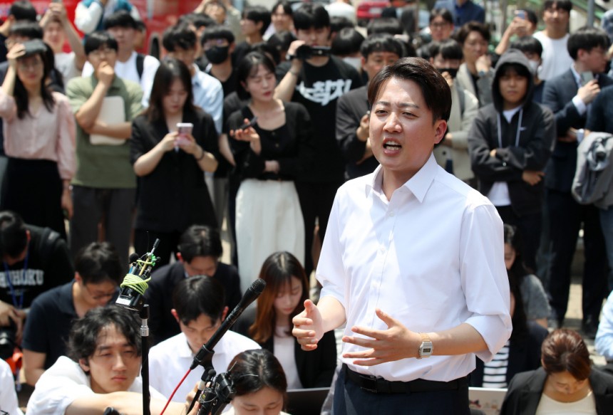 팔 걷어붙이고 이준석 개혁신당 대선 후보가 13일 대구 경북대를 찾아 지지를 호소하고 있다. 연합뉴스