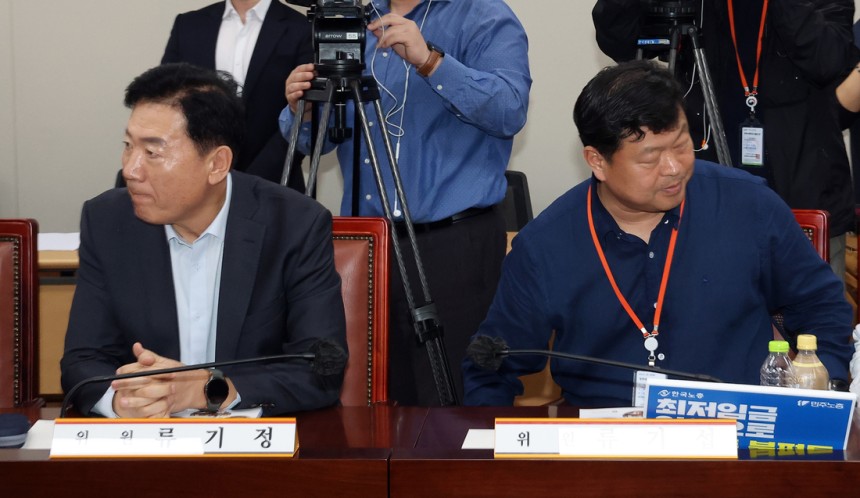 최저임금위원회 사용자위원인 류기정 한국경영자총협회 전무(왼쪽)와 근로자위원인 류기섭 한국노총 사무총장이 지난달 22일 정부세종청사에서 열린 최저임금위원회 1차 전원회의에 나란히 자리하고 있다. 연합뉴스