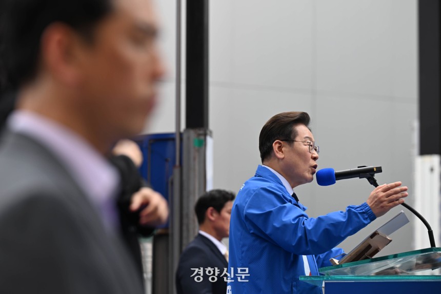 지난 13일 대구 동성로에서 열린 이재명 더불어민주당 대선 후보의 집중 유세에서 경호원들이 주변을 살피고 있다. 박민규 선임기자