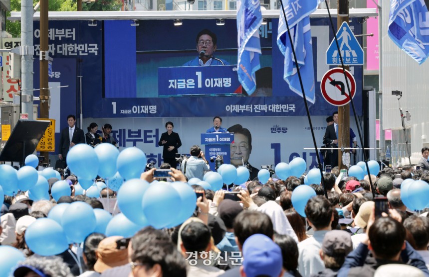 14일 오전 더불어민주당 이재명 대통령 후보가 약세지역인 부산지역 공략에 나섰다. 대표적인 부심가 서면 거리에서 유세하는 이 후보와 옥상 경찰경호 모습.  박민규 선임기자