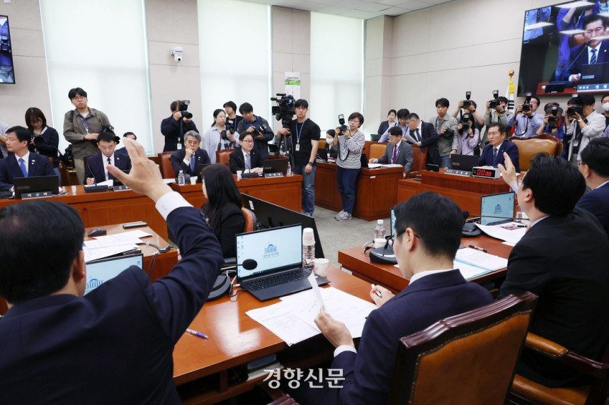국회 법제사법위원회가 14일 전체회의를 열고 있다. 한수빈 기자