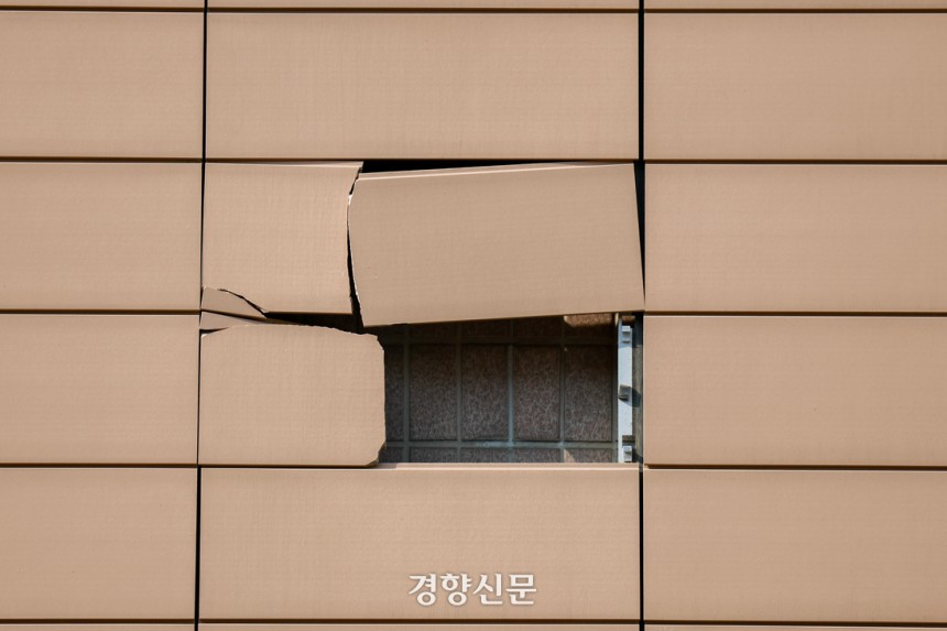 서울서부지법에 난입하거나 폭력을 행사하는 등 불법행위를 일으킨 혐의를 받는 56명에 대한 구속영장이 발부됐던 지난 1월22일 서울 마포구 서부지법 외벽에 불법행위의 흔적이 남아있다. 이준헌 기자