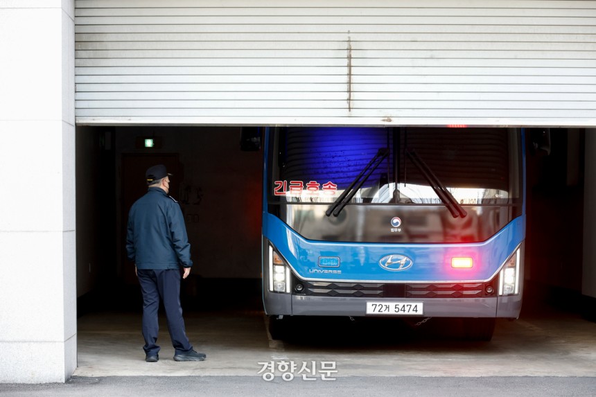 지난 1월 19일 윤석열 대통령의 구속영장 발부에 반발해 서울서부지법에 난입해 영장 판사를 찾는 등 폭동을 일으킨 혐의로 추가 기소된 이들의 첫 재판이 14일 서울서부지법에서 열린다. 사진은 이날 이들이 탑승한 호송