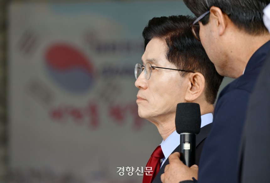 김문수 국민의힘 대선 후보가 14일 경남 사천시 항공정비업체인 한국항공서비스(KAEMS)를 방문해 배기홍 대표이사로부터 회사 소개를 듣고 있다. 성동훈 기자