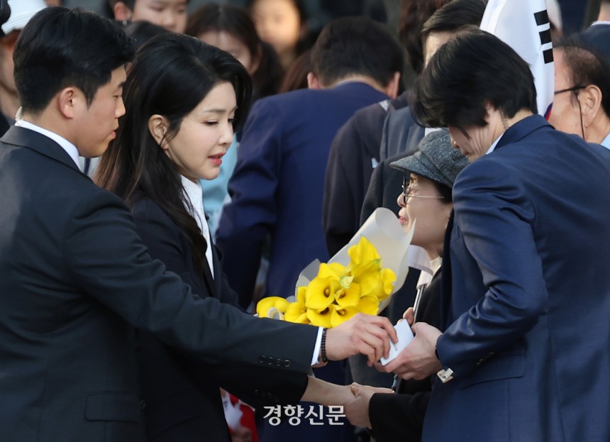 김건희 여사가 11일 서울 서초구 아크로비스타 사저로 향하며 꽃다발을 선물 받고 있다.  정효진 기자