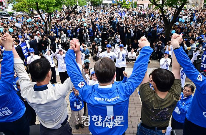 이재명 더불어민주당 대선후보가 14일 오후 경남 창원시 성산구 상남분수광장에서 열린 집중유세에 참석해 시민들에게 인사를 하고 있다. 박민규 선임기자