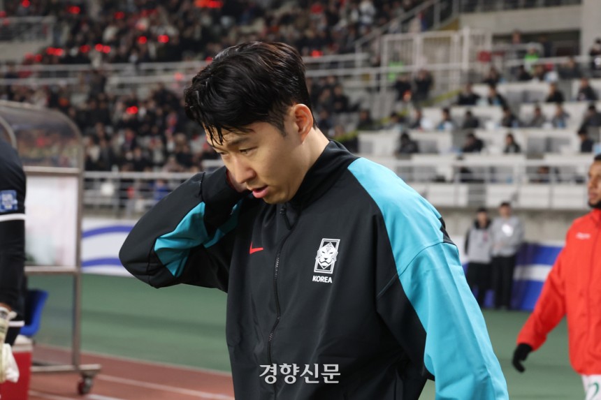 한국 축구국가대표팀 손흥민 선수가 지난 3월20일 경기 고양시 고양종합운동장에서 열린 오만과의 2026 FIFA 북중미 월드컵 3차 예선전에 입장하고 있다.  정효진 기자