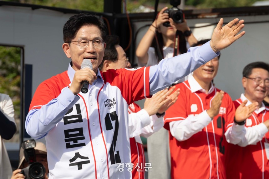 김문수 국민의힘 대선 후보가 14일 경남 밀양시 밀양관아 앞에서 열린 유세에서 시민들에게 지지를 호소하고 있다. 성동훈 기자