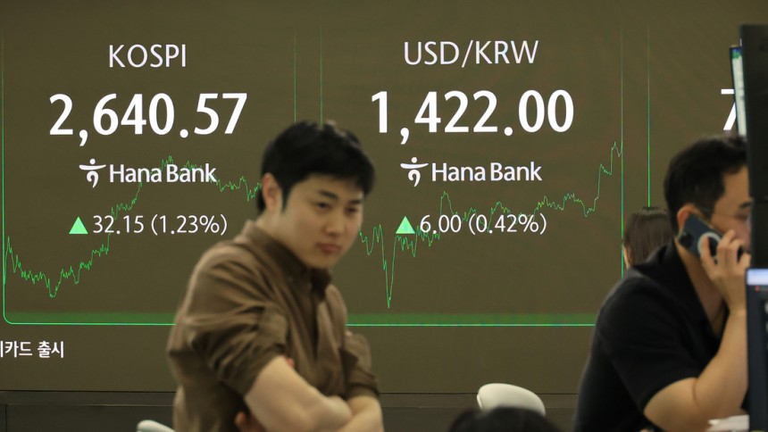 14일 서울 중구 하나은행 본점 딜링룸에서 직원들이 증시와 환율 등을 모니터하고 있다. 연합뉴스