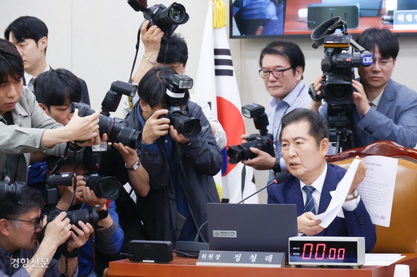 “이것이 불출석 사유서” 국회 법제사법위원회가 14일 연 ‘사법부 대선 개입 의혹 진상규명 청문회’에서 정청래 위원장이 대법관들이 낸 불출석 사유서를 내보이고 있다. 한수빈 기자