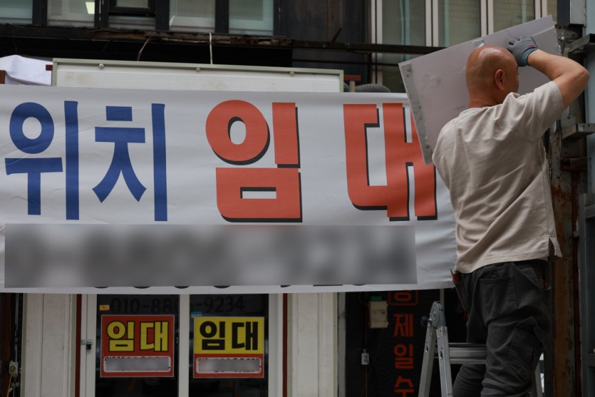 공실 또 공실 14일 서울시내 한 건물에 임대를 알리는 안내문이 붙어 있다. 12·3 불법계엄 이후 소비심리가 얼어붙으며 내수침체가 이어지고 있다. 연합뉴스
