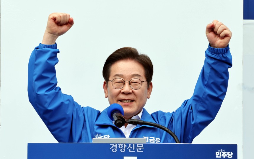 이재명 더불어민주당 대선 후보가 14일 경남 창원시 상산구 상남분수광장에서 열린 집중 유세에서 손을 들어 지지자들에게 인사하고 있다. 박민규 선임기자