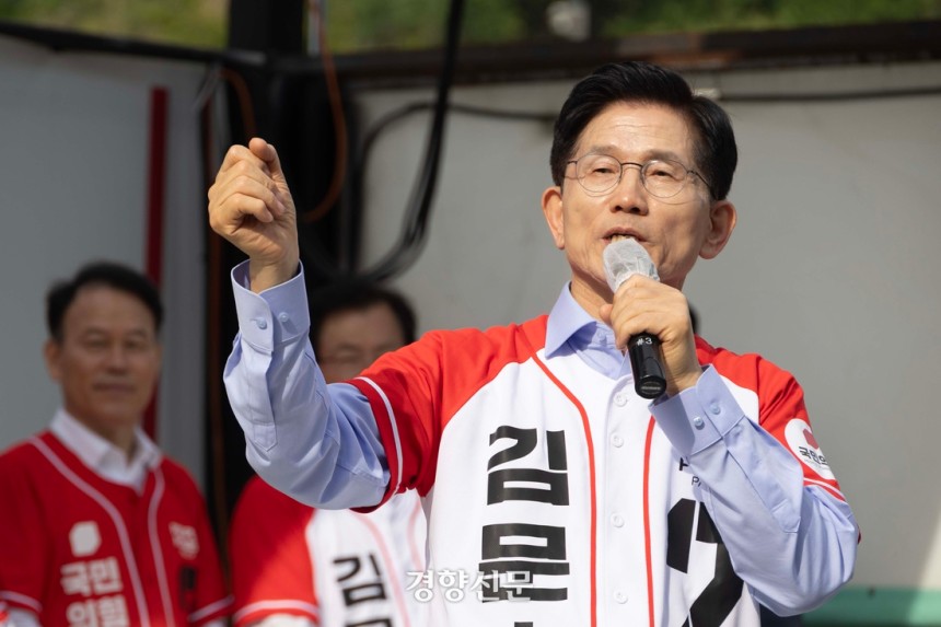 김문수 국민의힘 대선 후보가 14일 경남 밀양시 밀양관아 앞에서 열린 유세에서 시민들에게 지지를 호소하고 있다. 성동훈 기자
