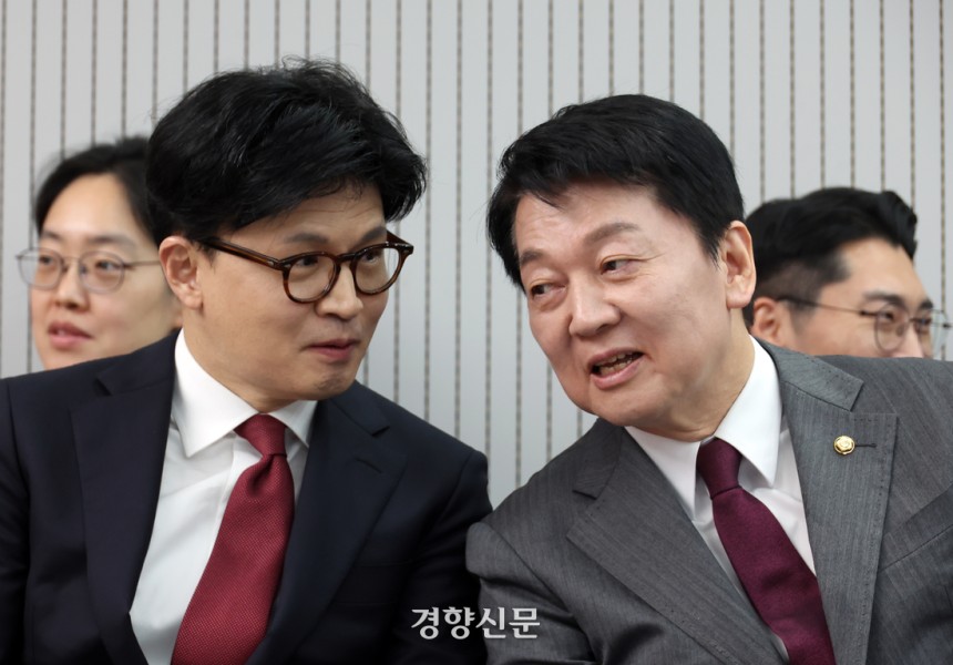 지난달 29일 서울 여의도 국민의힘 당사에서 열린 제21대 대통령 후보자 국민의힘 3차 경선 진출자 발표 행사에서 결과 발표 전 한동훈, 안철수 후보가 대화하고 있다. 국회사진기자단