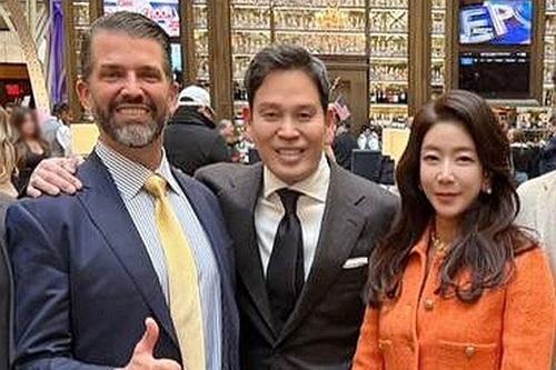 정용진 신세계그룹 회장과 부인 한지희 여사가 지난 1월 미국 워싱턴DC에서 트럼프 주니어를 만나고 있다. 신세계그룹 제공