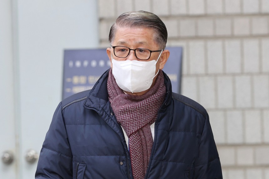 최신원 SK네트웍스 회장이 2021년 2월17일 구속 전 피의자 심문(영장실질심사)에 출석하고 있다. 연합뉴스