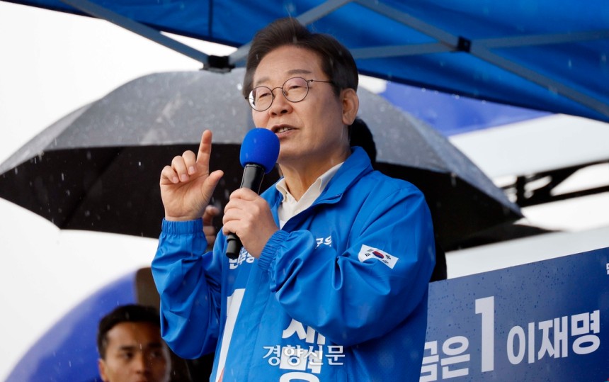 이재명 대선 후보가 많은 비가 내린 15일 오후 전남 여수시 이순신 광장에서 유세를 하고 있다. 박민규 선임기자