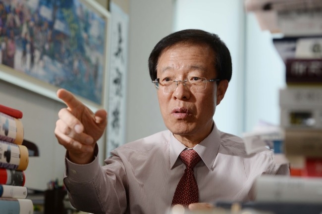 21대 대선 민주당 공동선대위원장을 맡고 있는 이석연 전 법제처장. 강윤중 기자