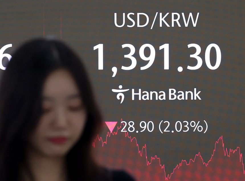 15일 서울 중구 하나은행 본점 딜링룸 현황판에 환율이 표시돼 있다. 연합뉴스