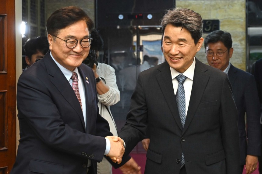 우원식 국회의장이 15일 오후 국회에서 이주호 대통령 권한대행 부총리 겸 교육부 장관과 악수를 하고 있다. 국회사진기자단