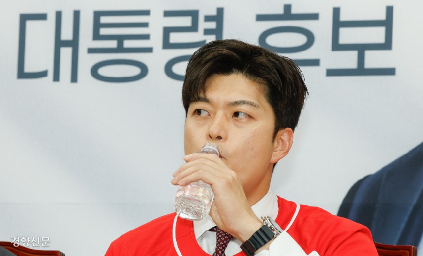 김용태 국민의힘 비대위원장이 15일 국회에서 열린 중앙선대위 임명장 수여식에서 물을 마시고 있다. 한수빈 기자