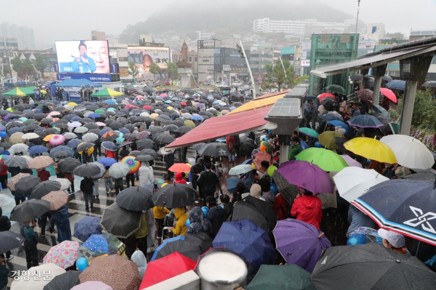 비 오는 ‘이순신광장’ 가득 메운 시민들 이재명 더불어민주당 대선 후보가 15일 전남 여수시 이순신광장에서 열린 집중유세에서 시민들을 향해 지지를 호소하고 있다. 박민규 선임기자
